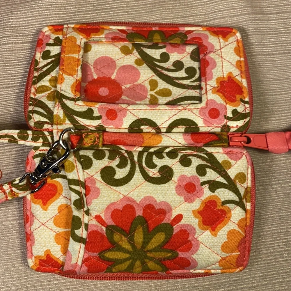 Vera Bradley almost NEW wristlet/wallet - Picture 10 of 15